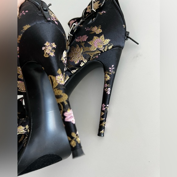 Heels with print - Picture 2 of 5